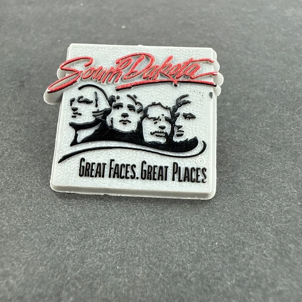 Vintage South Dakota Pin Mount Rushmore Travel Souvenir Plastic Hat Lapel